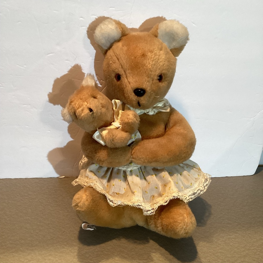 Bantam Vintage Music Teddy Bear w/Baby Bear, baby bear rocks to Rock a Bye Baby